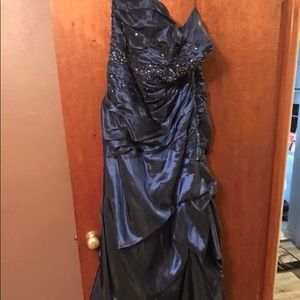 Floor length mermaid prom dress!